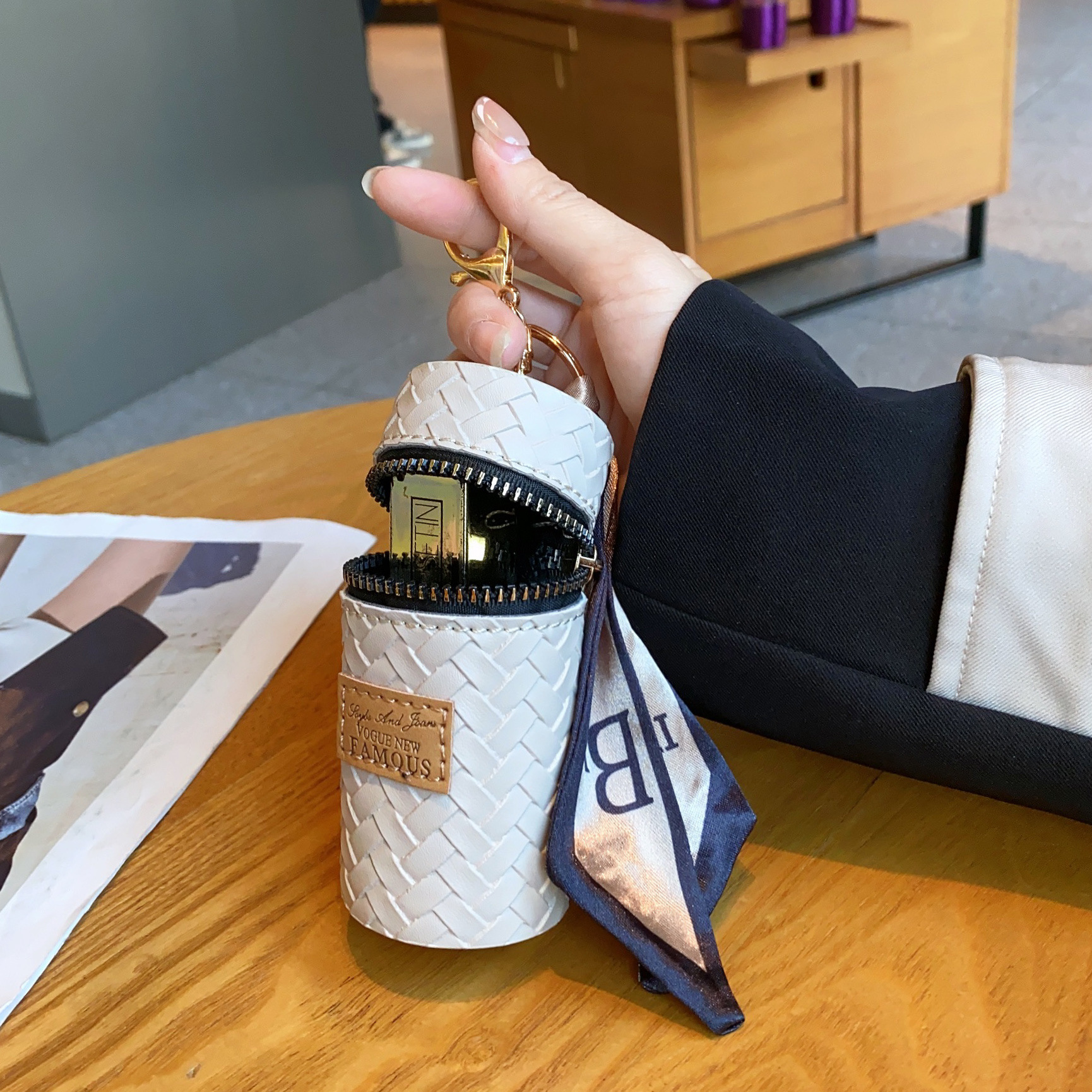 Adornos de bolsos pequeños explosivos de celebridades de Internet, accesorios de bienestar, modelos calientes, monederos portátiles en vivo, bolsos de cubo, sobres rojos, llaveros, accesorios image 20