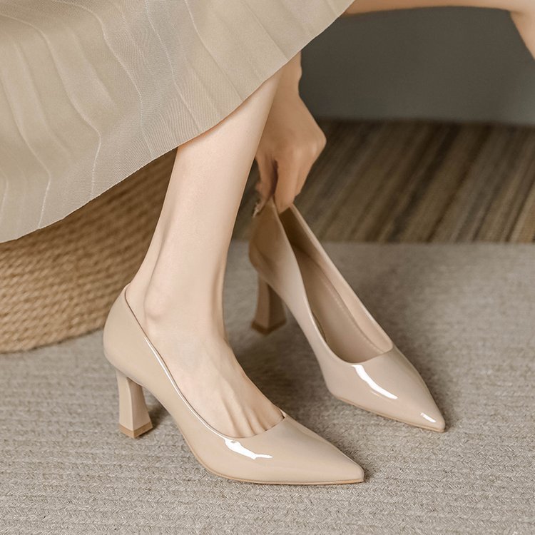 Zapatos de tacones altos de color desnudo, zapatos de cuero suave de tacones gruesos, 2025 primavera nuevos zapatos de punta de temperamento con falda no cansarse pies zapatos 5cm