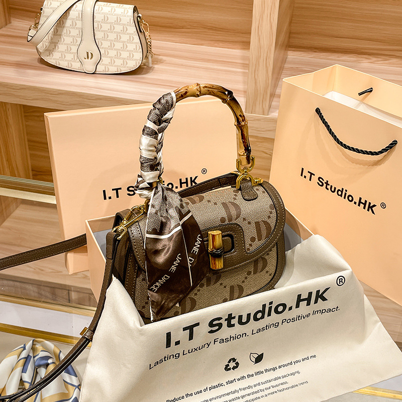 Borsa da donna in vera pelle all'ingrosso in fabbrica luce di lusso di nicchia high-end senso D lettera temperamento sciarpa di seta tracolla portatile a tracolla in bambù_voghion.com