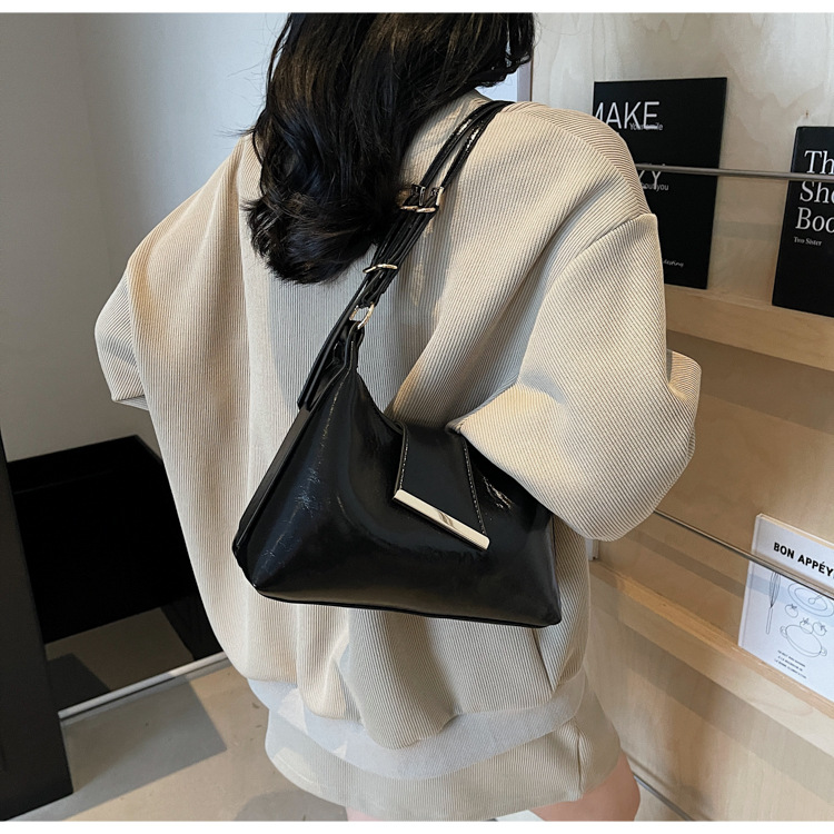 In the summer of 2025, new solid-color underarm bags for women are popular. These are simple and stylish underarm bags, handbags, and candy-colored single-shoulder bags undefined