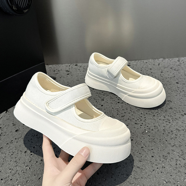 Fashionable Mary Jane shoes platform for leisure