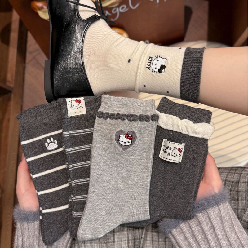 Autumn and winter gray-toned retro embroidered KT mid-tube cotton socks for women, everyday cartoon sweet slouch socks, versatile with fabric labels and stripes