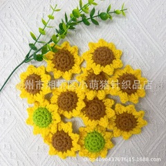 手作りのヒマワリの花の頭を編みます。