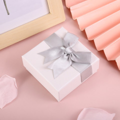 灰色の蝶結びの白いギフトボックス工場は直接ジュエリーボックスのピアスの指輪のネックレスのブレスレットのアクセサリーの包装箱を提供します。