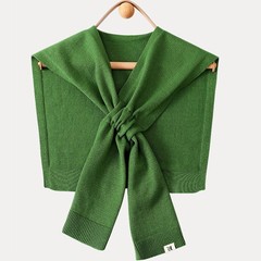 春と秋のニットのストールの外は女性のファッション的な洋風の高級なエアコンの部屋に肩をかけます。