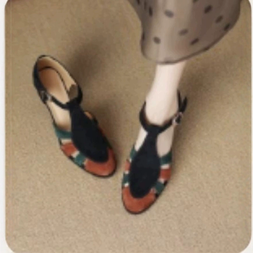 Ретро полые булочки римские сандалии колорит круглые туфли на высоком каблуке 2024 новый цвет овечьей сумки и женские одиночные туфли