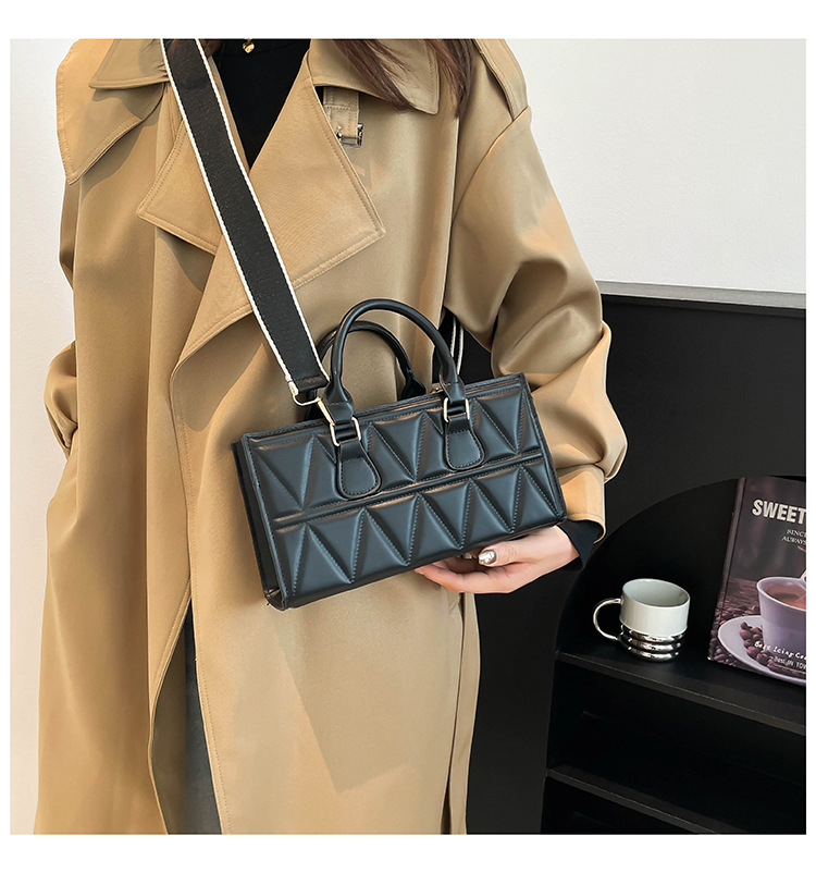 Women's Small PU Solid Color Elegant Streetwear Plaid Square Zipper Square Bag display picture 7