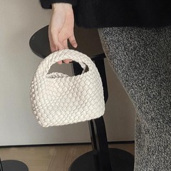 純粋に手織りの小さなトートバッグハンドバッグ女性のための 2025 新しいハイエンドミニチェーンショルダークロスボディバッグ