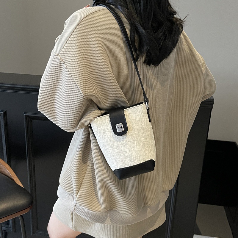 Bolso de cubo popular de este año 2025 verano nuevo bolso de teléfono móvil bolso de hombro con patrón de lichi bolso de mensajero de color de contraste de moda mujer