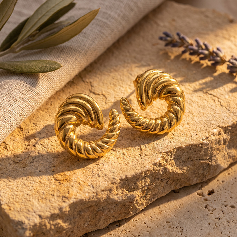 Tina Europa y los Estados Unidos acero inoxidable transfronterizo chapado en oro real 18k no se desvanece oro exagerado aretes de cuerno curvo joyas mujeres
