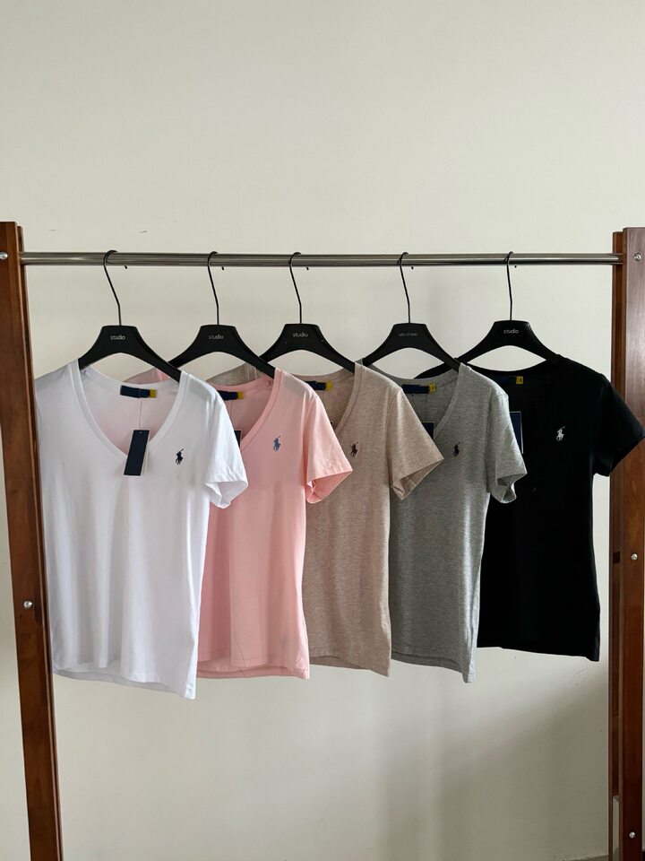 Áo thun nữ cotton tay ngắn cổ chữ V vai đứng thêu logo ngựa nhỏ, form rộng tôn dáng — Màu hồng, Màu trắng, Màu yến mạch, Xanh lá cây
