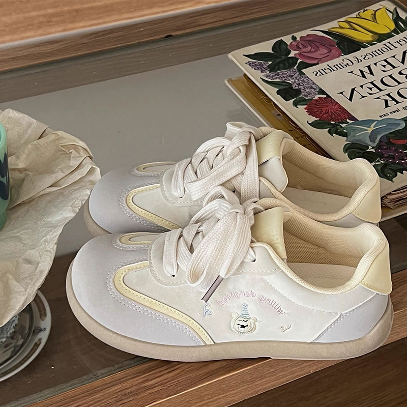 Zapatos chic, zapatos blancos de suela gruesa para estudiantes, zapatos de entrenamiento alemán retro para mujeres, primavera y otoño de 2025, nuevas zapatillas de deporte de todo fósforo para mujeres