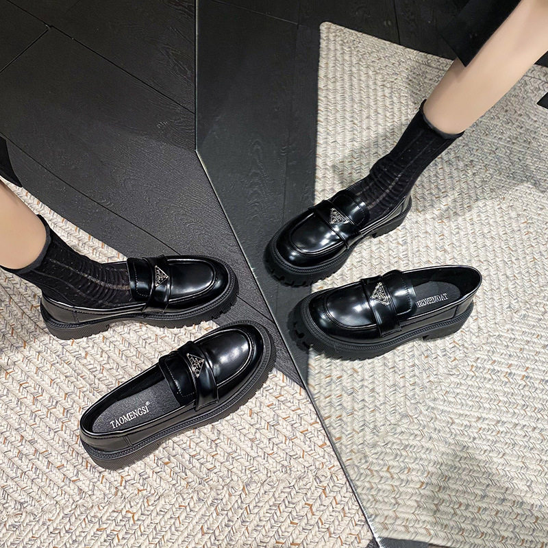 Giày lười nữ mũi tròn đế cao gót vừa 3–5 cm, da lìa logo tam giác — Màu đen
