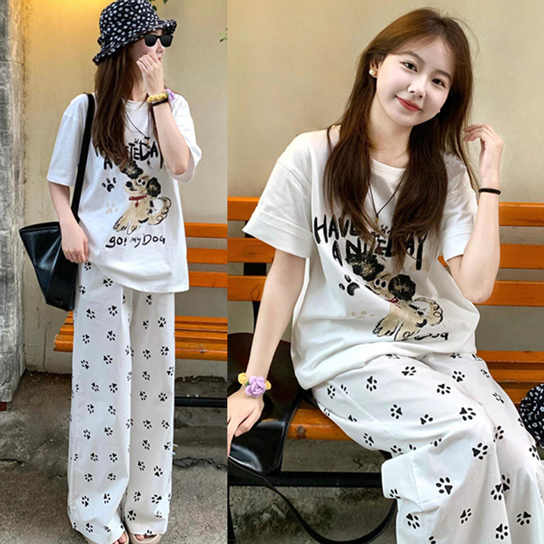 짧고 긴 흰색 낙서 강아지 흰색 발자국 바지