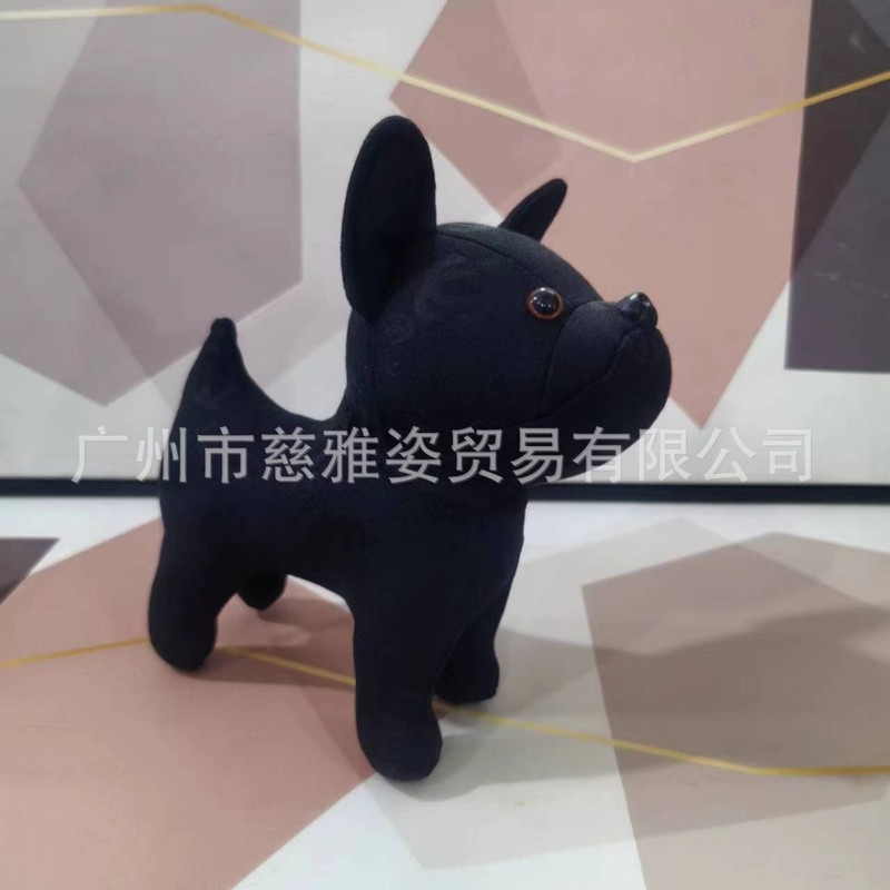 卸売り法斗の子犬の子供の人形の自動車の客間は人形のぬいぐるみのおもちゃの祝日の贈り物を並べます。|undefined