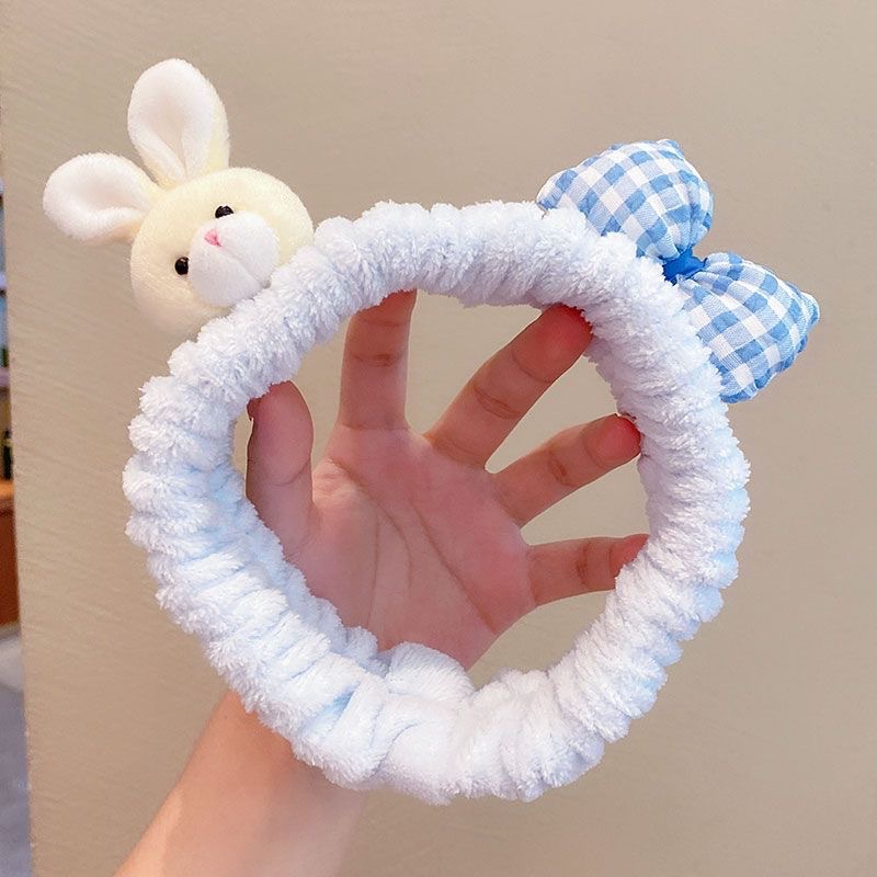 顔を洗って髪を洗って新型の少女の韓国の化粧をつけてマスクの専用のカチューシャをつけます。