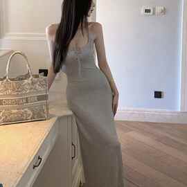 系带浅灰色修身掐腰版型长款吊带连衣裙女薄款甜辣薄纱修身型抽褶