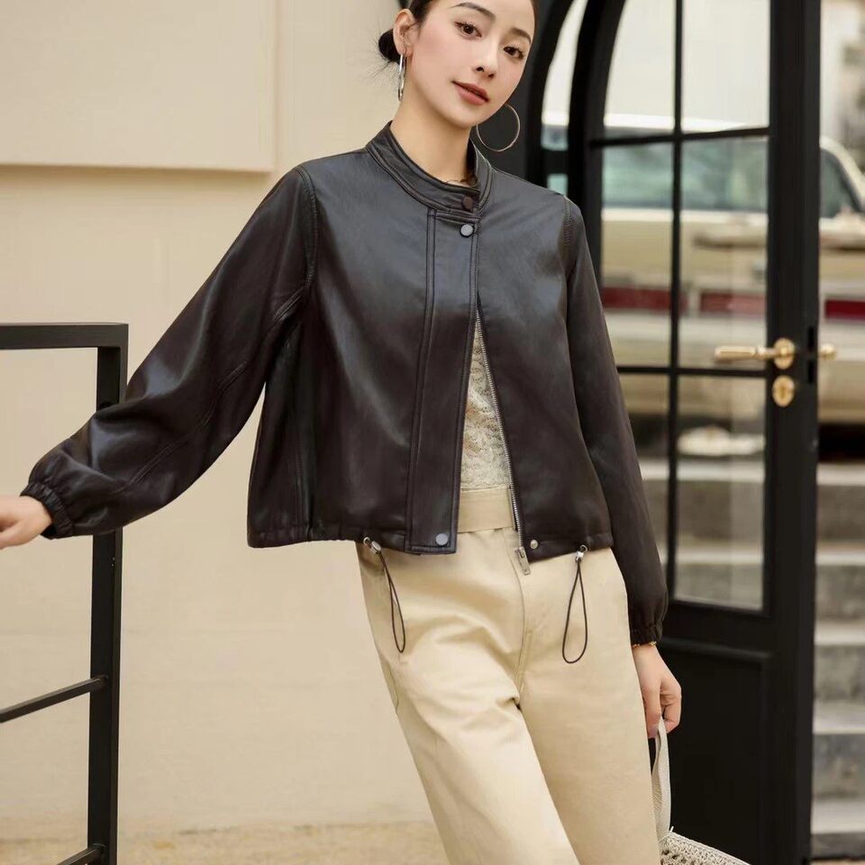 Áo khoác da nữ dáng ngắn cổ đứng, phối nút, lót lông, chất liệu PU dày — Lông cừu đen, Màu cà phê với fleece chi tiết 5