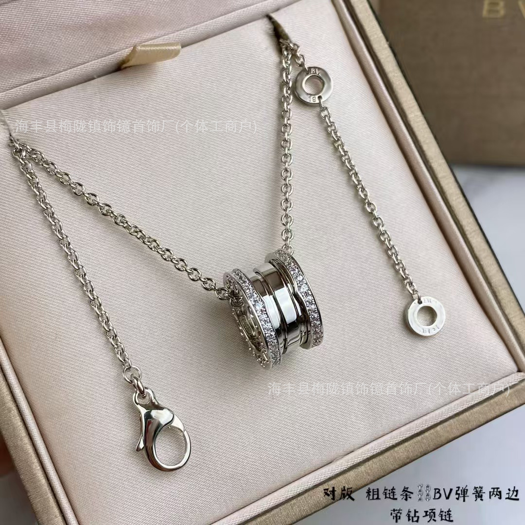 White gold spring diamond necklace / A