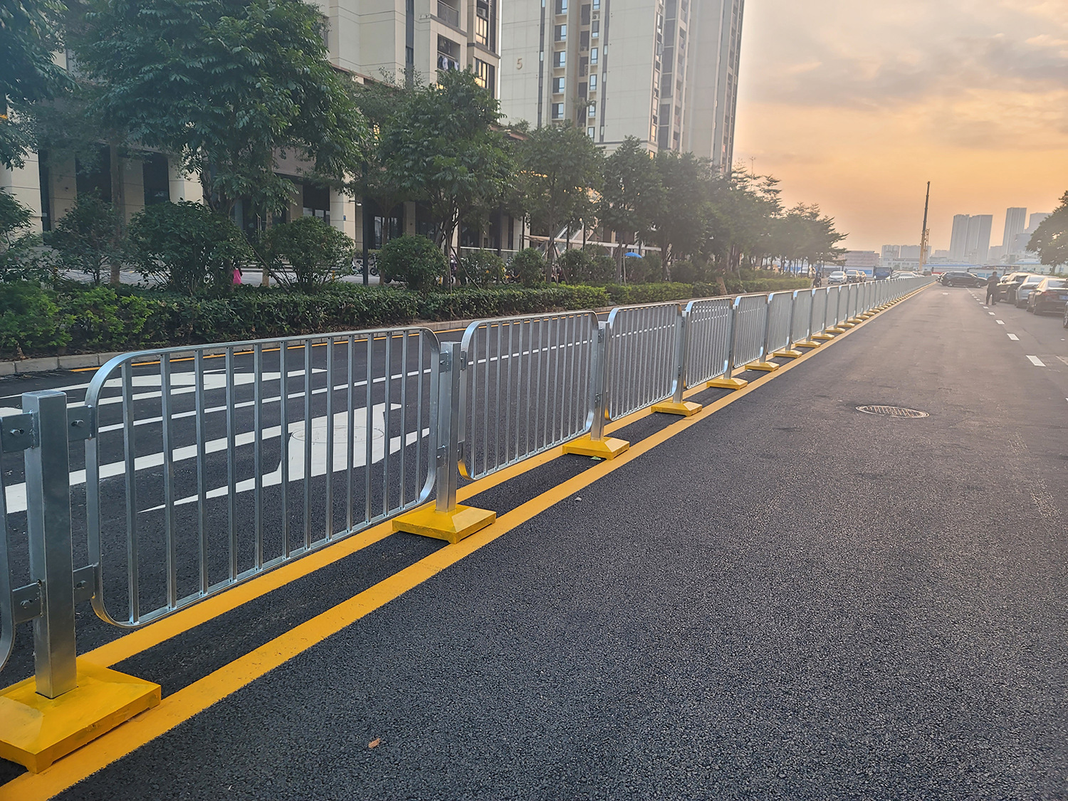 深圳港式道路护栏公路马路交通人行道分流铁艺隔离栏防撞栅2栏-阿里巴巴