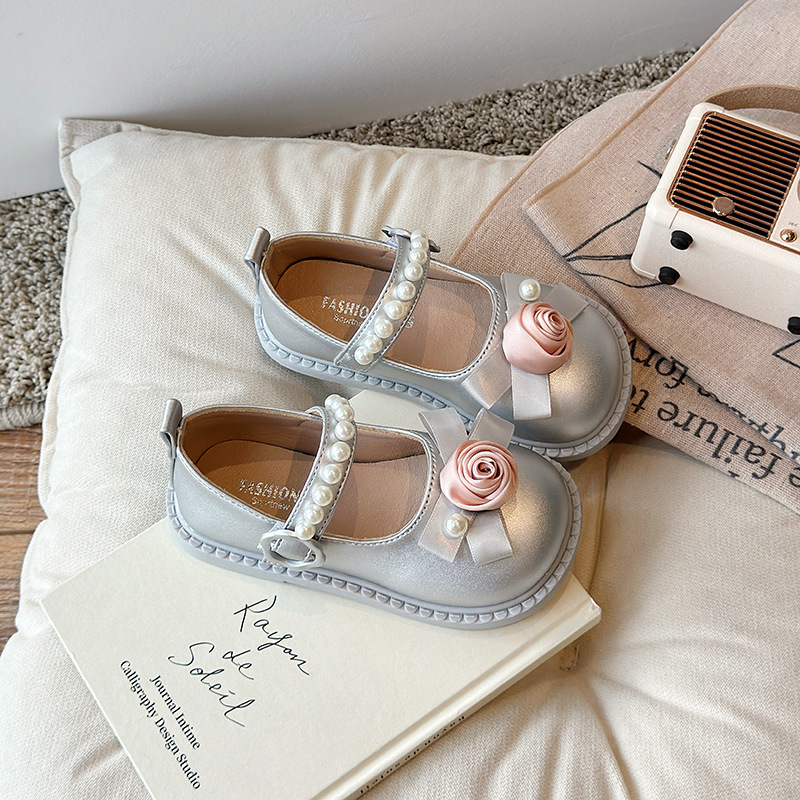 Zapatos de cuero para niñas 2024 otoño nuevas flores de moda zapatos de suela blanda para niños zapatos de princesa de perlas de estilo occidental para niñas image 4