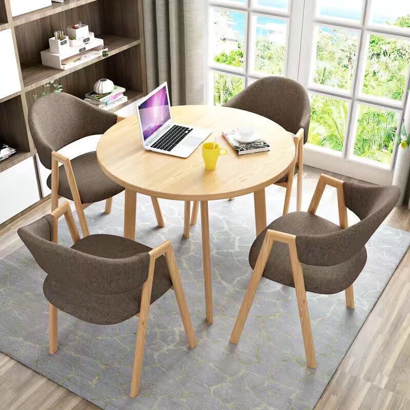 밝은 나무 색상의 테이블 상판 + 밝은 갈색 천 의자