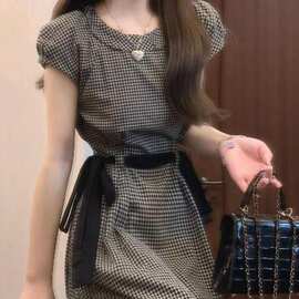 法式格纹系带收腰显瘦大码女士连衣裙夏季胖mm短袖设计感桔梗裙子