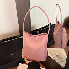 2026新款刺绣水桶包包女简约休闲百搭手提伴手礼大容量腋下礼品包