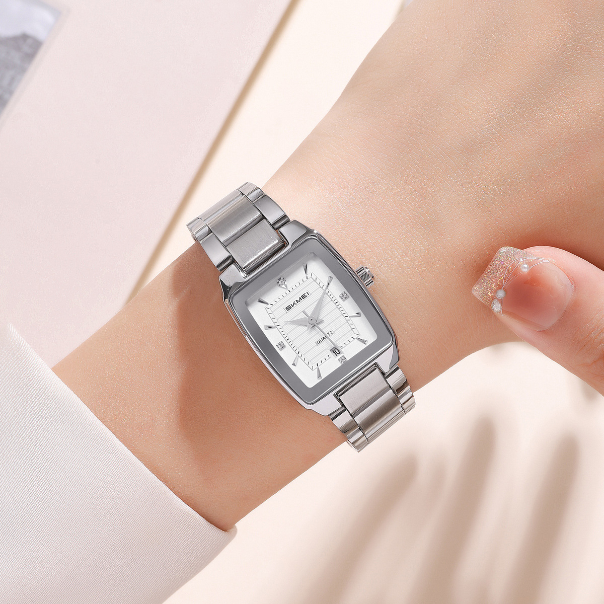 Momento de belleza reloj de acero reloj de mujer de negocios cuadrado impermeable calendario único reloj de cuarzo transfronterizo al por mayor spot