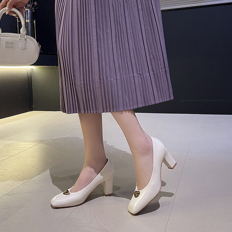 Giày cao gót nữ mũi vuông gót thô phối kim loại kiểu cổ điển, gót 6–8 cm — Màu trắng nhạt, rượu vang đỏ, đen