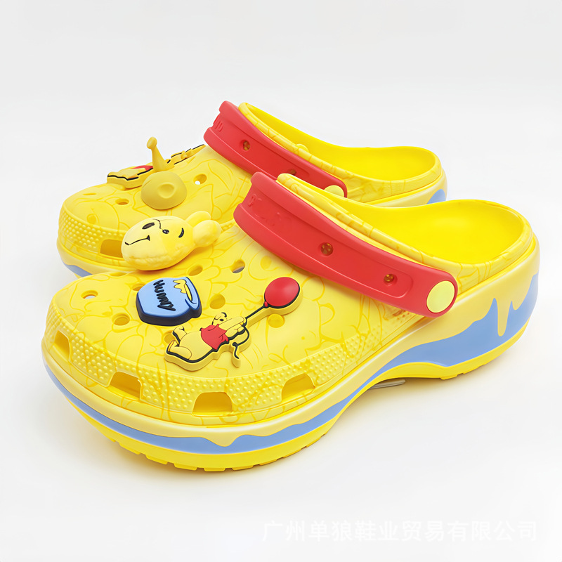 Nuevo Winnie the Pooh nubes agujero zapatos zapatillas de cabeza de mujer zapatillas de playa altura zapatos cordones de flores fábrica al por mayor