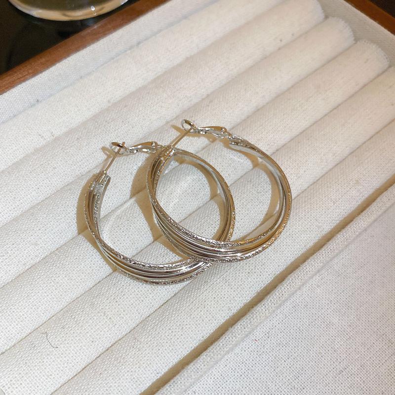 Aguja de plata Zircon en forma de U plisada pendientes curvados personalizada estilo frío serie de plata pendientes simples nichos pendientes de temperamento