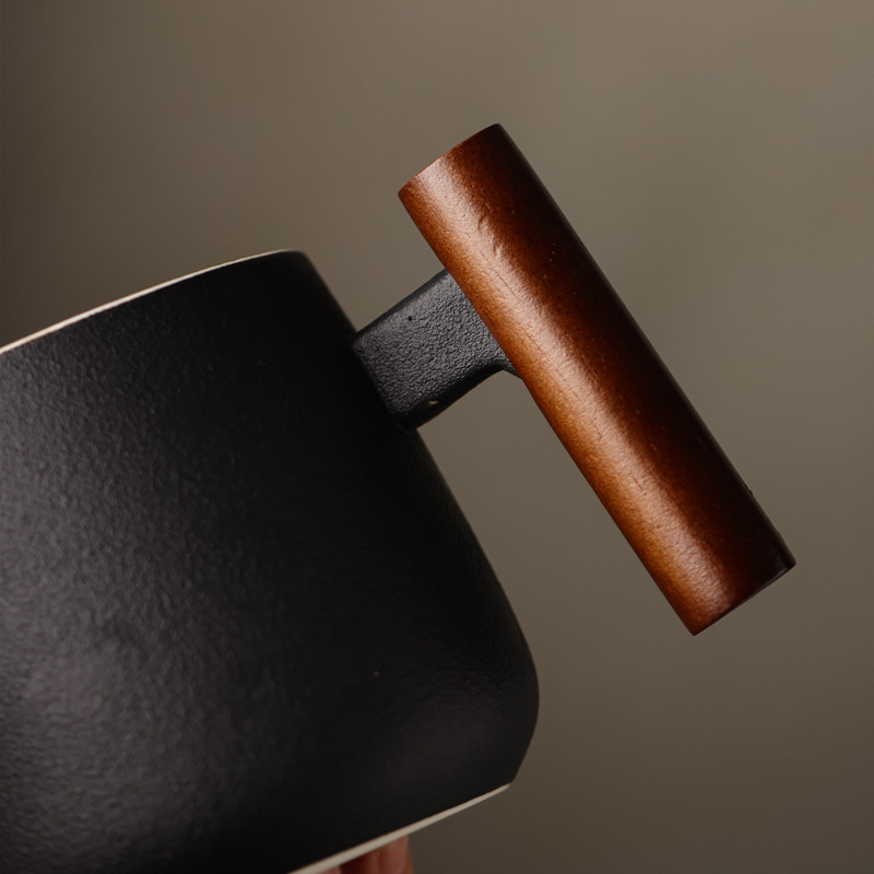 Taza de agua simple de cerámica para hombres, separación de té, taza de oficina de alta gama con tapa, taza de té con filtro especial personal, tallado