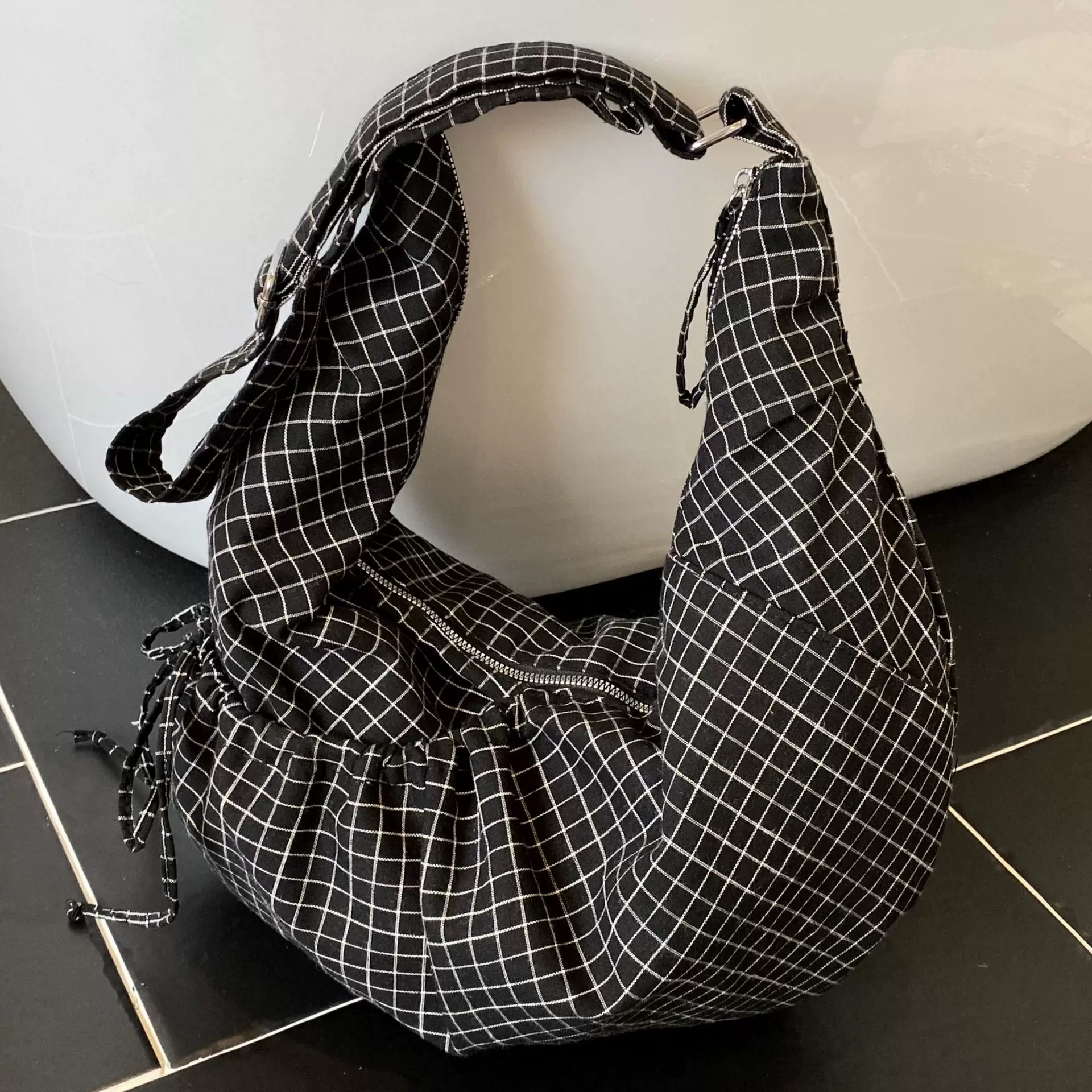 抽绳帆布包2025秋冬季新款韩系慵懒风饺子包格子通勤单肩斜挎女包