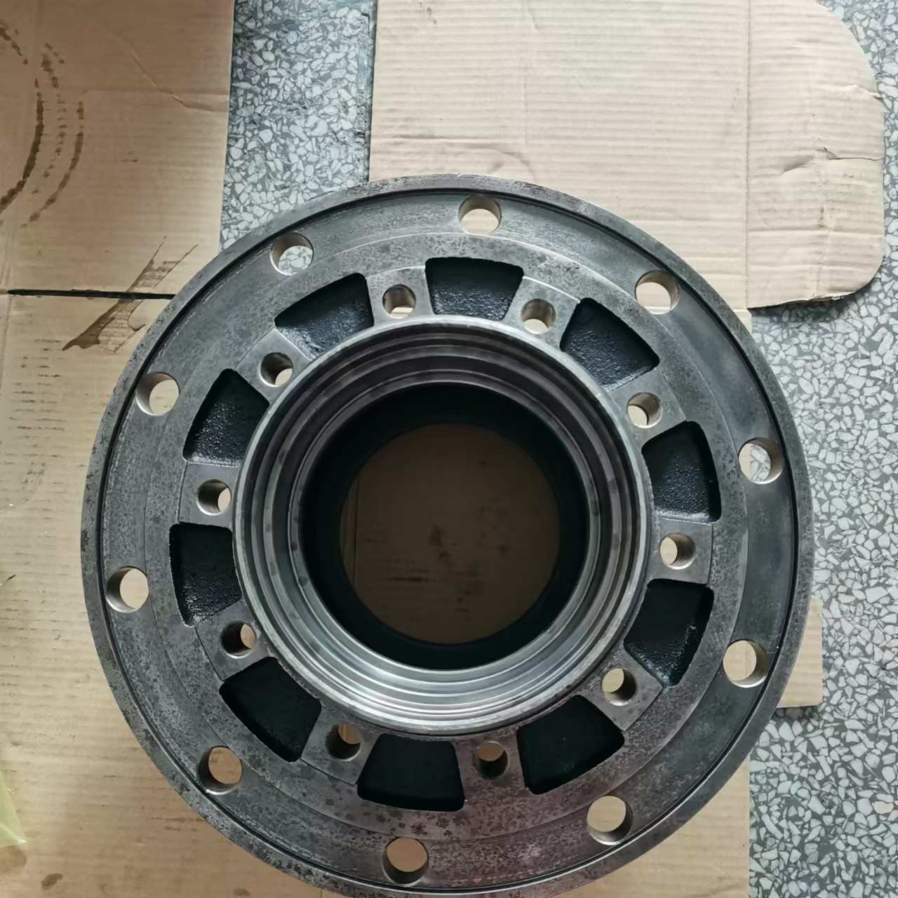 Dongfeng 153 Rear Wheel Hub 31NP15-04015 Yutong King Long Bus