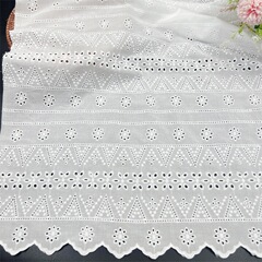 綿の横条の透かし彫りの刺繍の白いレースの両側の波の生地のワンピースのシャツの水の穴の刺繍の布