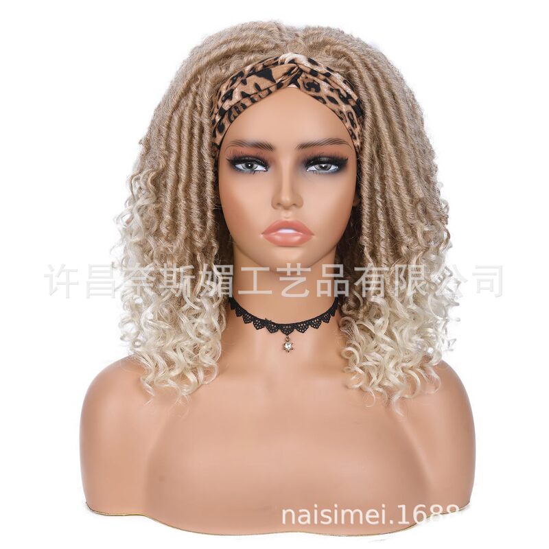欧米のかつらの女性の小さい巻きは汚れています。|undefined