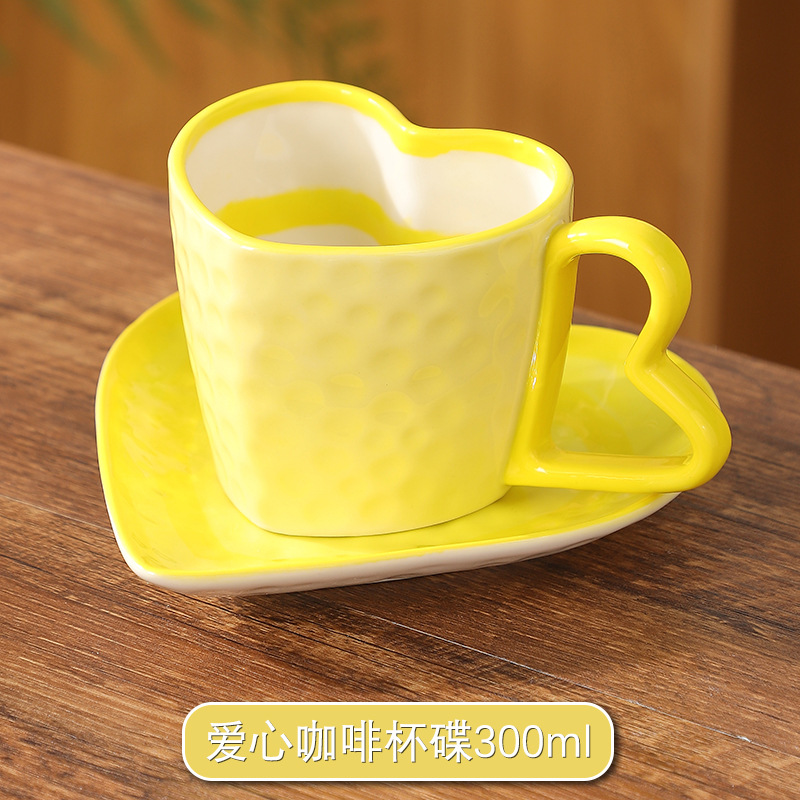 Taza de café hecha a mano con un set de té de la tarde creativo de alto valor facial pareja nicho sensación de atmósfera pintada a mano