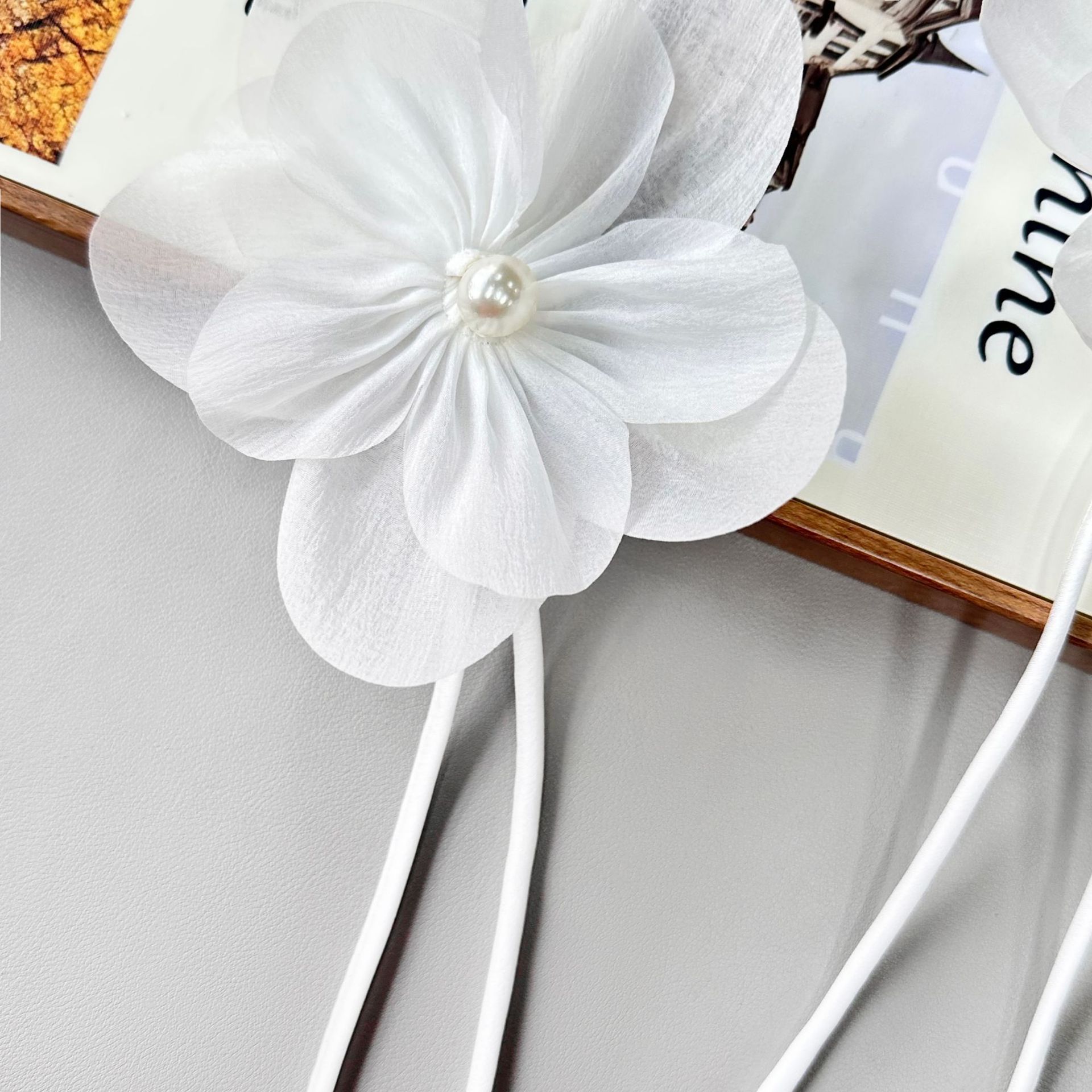 Decoración de perlas blancas flores para el cabello simple y elegante ajuste para el cabello clips ropa infantil maleta adornamiento image 5
