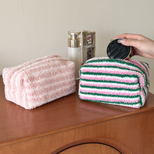 毛绒秋冬撞色条纹大容量枕头包小清新化妆包便携式旅行收纳洗漱包