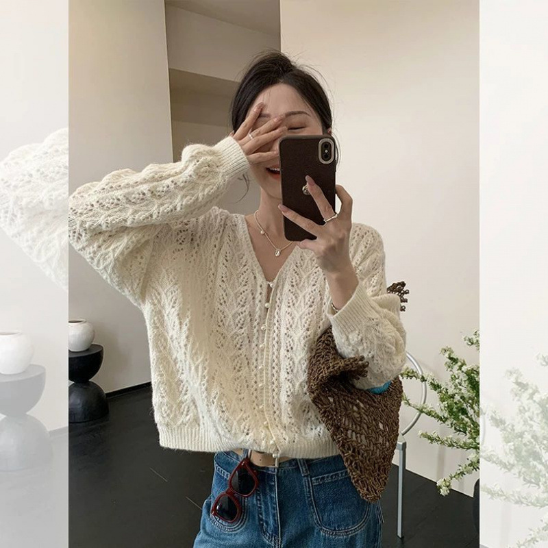 山力達迪の白いvネックの透かし編みのカーディガンのコートのセーターの女性の薄いタイプの外は小さいです。|undefined