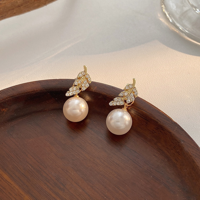 Aguja de plata de moda alta sensación de diamante de goteo de aceite pendientes nicho universal elegante pernos de orejas ligero lujoso temperamento simple orejas para mujeres