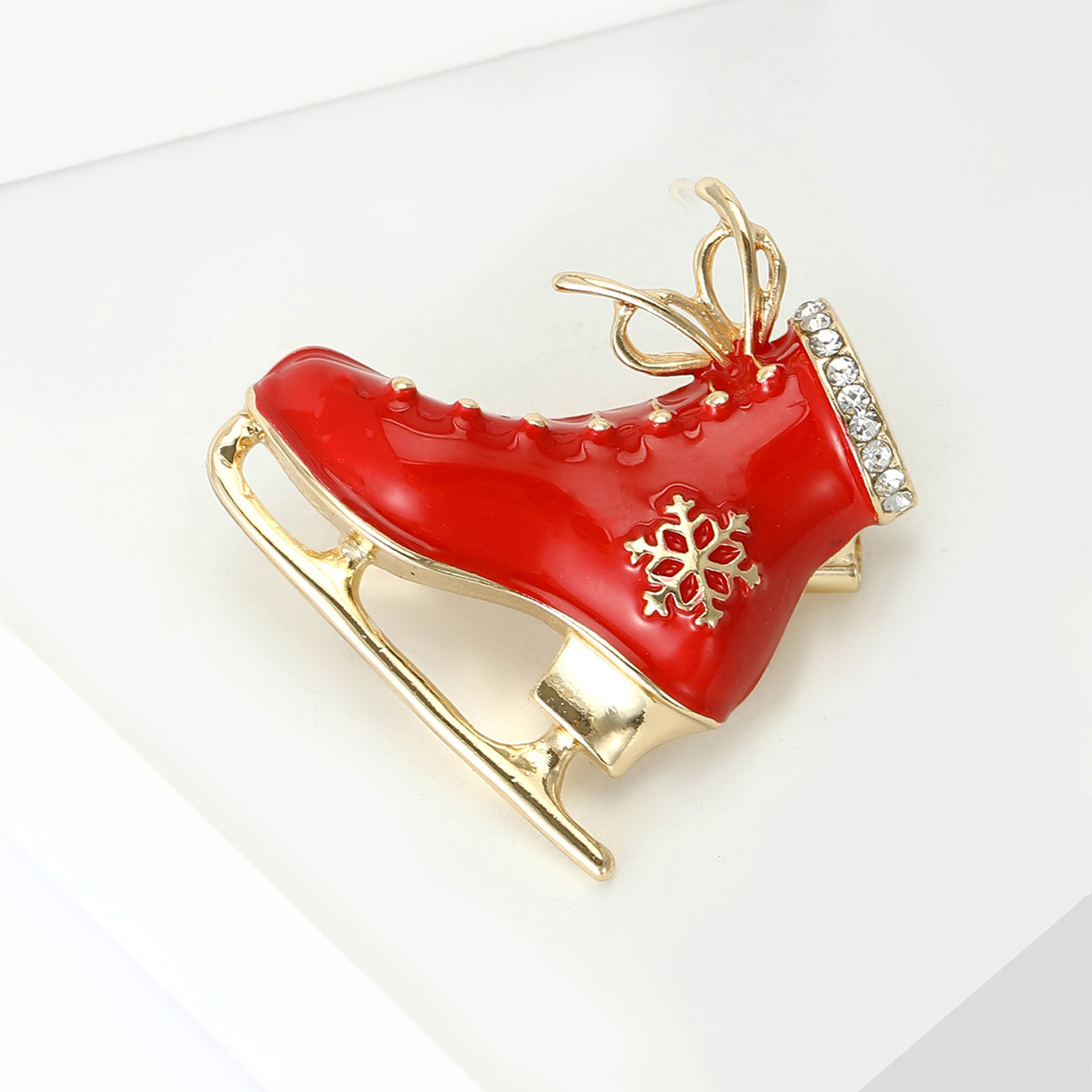 New European and American Fashion Christmas Ice Skate Brooch with Rhinestones and Enamel, Versatile and Stylish Suit Lapel Pin