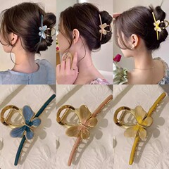 油を垂らして、蝶の髪をつかんで、女性の後頭部の大きいサイズをつかんで、髪の量が多いです。