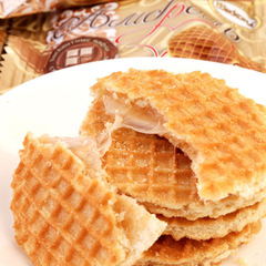 Russian imported delicious and tasty waffle-style snacks, crispy sandwich cookies without honey, rich filling