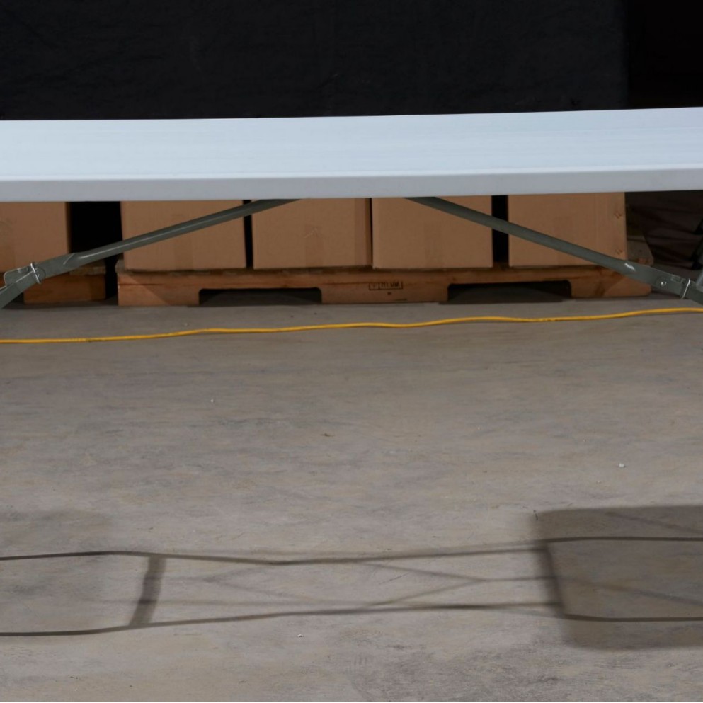 Puesto al aire libre mesa plegable simple portátil al por mayor mesa de camping y silla de oficina en casa tira de plástico noche mercado mesa de comedor