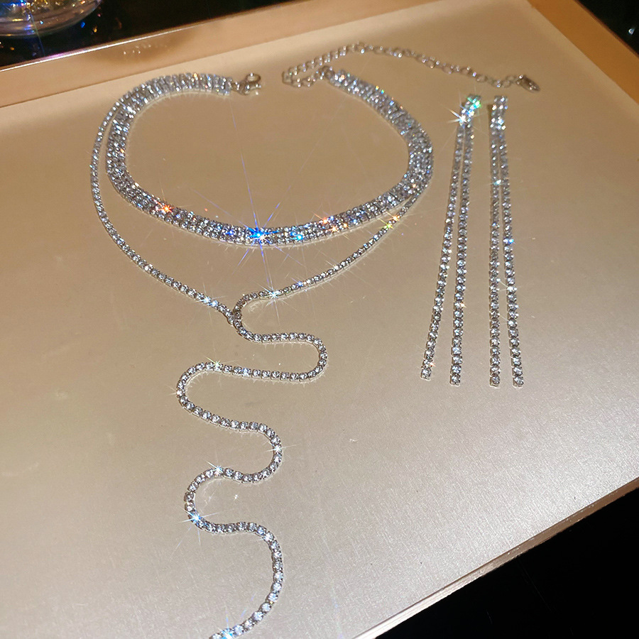 Collar de borlas multicapa con incrustaciones de diamantes, cadena de clavícula de todo fósforo de moda exquisita de nicho, lujo ligero, collar de temperamento de alta calidad al por mayor