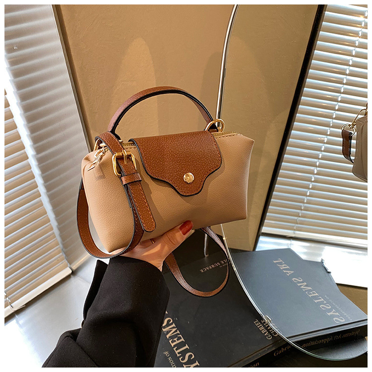 Nueva moda de ocio y moda 2025 simple Pu mujeres de color sólido bolso cuadrado de mano bajo la axila