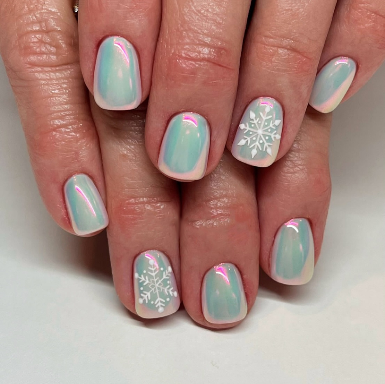 Hailey Christmas Press-On Nails Pure White Snowflake Short Oval Nails Electroplated High-End Brightening Atmosphere Finished Nails
