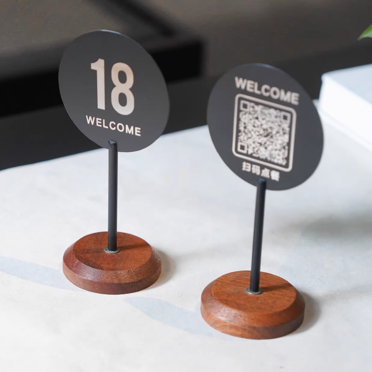 스테인레스 스틸 + 호두나무, 블랙 스프레이 페인팅 스테인레스 스틸의 원형 베이스 [베이스 철판은 탈부착 가능]